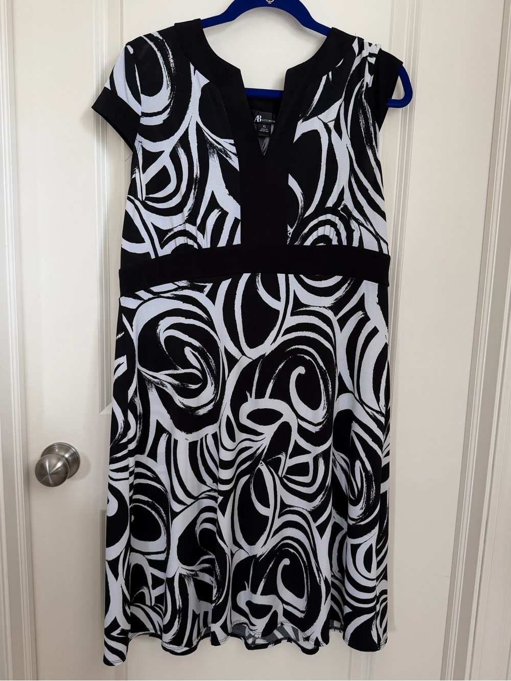 AB Studio Black & White Swirl V-Notch Cap Sleeve Dress